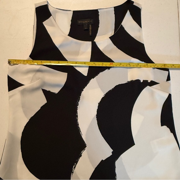 Donna Karan - Crew Neck Black and White Abstract Sleevless Blouse-Size Small-EUC - Picture 6 of 12